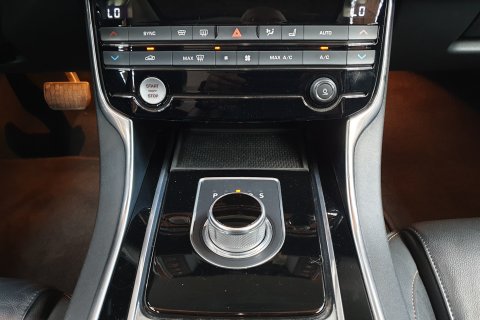 Jaguar XE 2.0 D Prestige